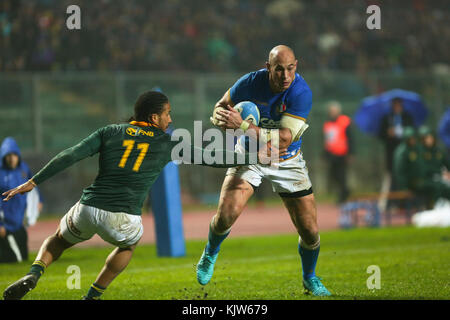 Padua, Italien. 25. November 2017. Italiens Kapitän Sergio Parisse beats Courtnall Skosan in der Internationalen november Test Match zwischen Italien und Südafrika. Massimiliano Carnabuci/Alamy leben Nachrichten Stockfoto