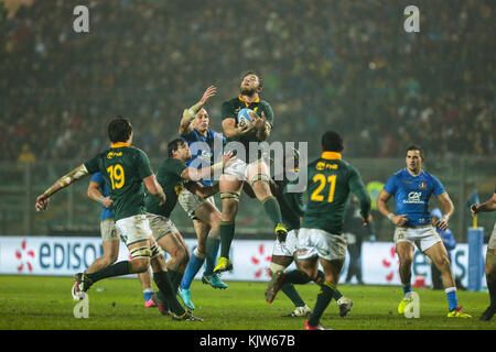 Padua, Italien. 25. November 2017. Die Springboks'n 8 Duane Vermeulen die Kugel wird in der internationalen November Test Match zwischen Italien und Südafrika. Massimiliano Carnabuci/Alamy leben Nachrichten Stockfoto