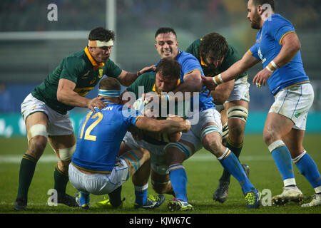 Padua, Italien. 25. November 2017. Die Springboks'n 8 Duane Vermeulen hält den Ball fest gegen den italienischen Verteidigung in der Internationalen november Test Match zwischen Italien und Südafrika. Massimiliano Carnabuci/Alamy leben Nachrichten Stockfoto