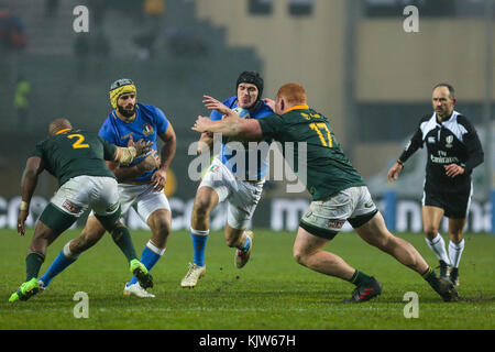 Padua, Italien. 25. November 2017. Italiens fliegen die Hälfte Carlo Canna trägt den Ball in der Internationalen november Test Match zwischen Italien und Südafrika. Massimiliano Carnabuci/Alamy leben Nachrichten Stockfoto