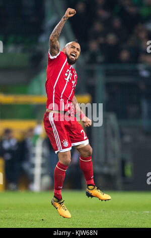 Mönchengladbach, Deutschland. November 2017. Münchner Arturo Vidal feiert nach seinem Tor 2-1 beim Fußball-Bundesliga-Spiel zwischen Borussia Mönchengladbach und Bayern München im Borussia Park in Mönchengladbach am 25. November 2017. Quelle: Marius Becker/dpa/Alamy Live News Stockfoto