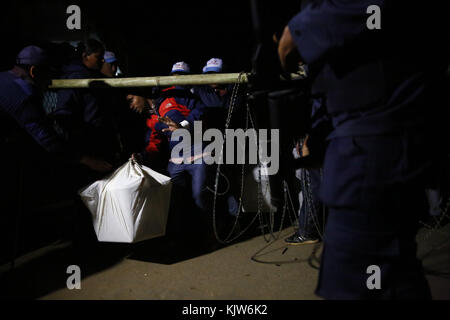 Phidim, Nepal. November 2017. Mitarbeiter der Wahlkommission und Polizeipersonal tragen Wahlurnen nach der ersten Phase der Parlaments- und Provinzwahlen in der Gemeinde Phidim, dem Hauptquartier des Bezirks Panchthar in der Mechi Zone im Osten Nepals, rund 600 km von der Hauptstadt entfernt am Sonntag, den 26. November 2017. Quelle: Skanda Gautam/ZUMA Wire/Alamy Live News Stockfoto