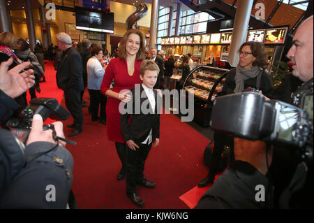 Augsburg, Deutschland. November 2017. Die Schauspielerin Martina Gedeck und ihr Neffe Anton Sonnenschein stehen auf dem roten Teppich anlässlich der Premiere des neuen Films der Augsburger Puppenkiste „als der Weihnachtmann vom Himmel fiel“ im Kino CinemaxX in Augsburg, 26. November 2017.m Credit: Karl-Josef Hildenbrand/dpa/Alamy Live News Stockfoto