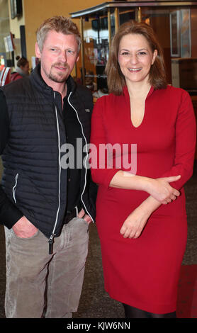 Augsburg, Deutschland. November 2017. Auf dem roten Teppich stehen die Schauspieler Martina Gedeck und Martin Gruber anlässlich der Premiere des neuen Films der Augsburger Puppenkiste „als der Weihnachtmann vom Himmel fiel“ (beleuchtet, wenn die Weihnachtsklausel vom Himmel fiel) im Kino CinemaxX in Augsburg, 26. November 2017. Quelle: Karl-Josef Hildenbrand/dpa/Alamy Live News Stockfoto