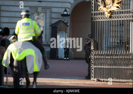 Buckingham Palace, London, Großbritannien. 26. November 2017. In einer historischen Premiere bildet die Royal Navy die Queen’s Guard am Buckingham Palace mit musikalischer Unterstützung von Band of HM Royal Marines Scotland und Band of the Irish Guards, Zum ersten Mal seit 357 Jahren wurde die Zeremonie nicht von den Fußschutzregimenten der Household Division der Army‘durchgeführt. Quelle: Malcolm Park/Alamy Live News. Stockfoto