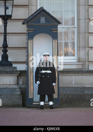 Buckingham Palace, London, Großbritannien. 26. November 2017. In einer historischen Premiere bildet die Royal Navy die Queen’s Guard am Buckingham Palace mit musikalischer Unterstützung von Band of HM Royal Marines Scotland und Band of the Irish Guards, Zum ersten Mal seit 357 Jahren wurde die Zeremonie nicht von den Fußschutzregimenten der Household Division der Army‘durchgeführt. Quelle: Malcolm Park/Alamy Live News. Stockfoto