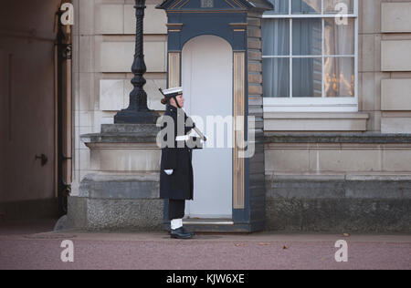 Buckingham Palace, London, Großbritannien. 26. November 2017. In einer historischen Premiere bildet die Royal Navy die Queen’s Guard am Buckingham Palace mit musikalischer Unterstützung von Band of HM Royal Marines Scotland und Band of the Irish Guards, Zum ersten Mal seit 357 Jahren wurde die Zeremonie nicht von den Fußschutzregimenten der Household Division der Army‘durchgeführt. Quelle: Malcolm Park/Alamy Live News. Stockfoto