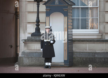 Buckingham Palace, London, Großbritannien. 26. November 2017. In einer historischen Premiere bildet die Royal Navy die Queen’s Guard am Buckingham Palace mit musikalischer Unterstützung von Band of HM Royal Marines Scotland und Band of the Irish Guards, Zum ersten Mal seit 357 Jahren wurde die Zeremonie nicht von den Fußschutzregimenten der Household Division der Army‘durchgeführt. Quelle: Malcolm Park/Alamy Live News. Stockfoto