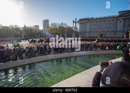 Buckingham Palace, London, Großbritannien. 26. November 2017. In einer historischen Premiere bildet die Royal Navy die Queen’s Guard am Buckingham Palace mit musikalischer Unterstützung von Band of HM Royal Marines Scotland und Band of the Irish Guards, Zum ersten Mal seit 357 Jahren wurde die Zeremonie nicht von den Fußschutzregimenten der Haushaltsdivision der Army‘durchgeführt. An einem kalten und sonnigen Wintertag kommen große Menschenmengen, um die Zeremonie zu beobachten. Quelle: Malcolm Park/Alamy Live News. Stockfoto