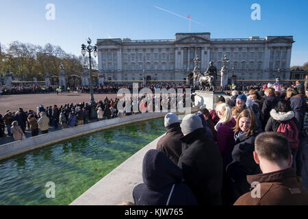 Buckingham Palace, London, Großbritannien. 26. November 2017. In einer historischen Premiere bildet die Royal Navy die Queen’s Guard am Buckingham Palace mit musikalischer Unterstützung von Band of HM Royal Marines Scotland und Band of the Irish Guards, Zum ersten Mal seit 357 Jahren wurde die Zeremonie nicht von den Fußschutzregimenten der Haushaltsdivision der Army‘durchgeführt. An einem kalten und sonnigen Wintertag kommen große Menschenmengen, um die Zeremonie zu beobachten. Quelle: Malcolm Park/Alamy Live News. Stockfoto