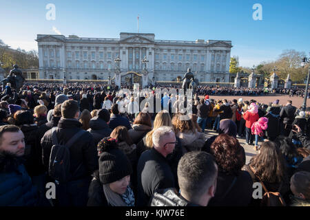 Buckingham Palace, London, Großbritannien. 26. November 2017. In einer historischen Premiere bildet die Royal Navy die Queen’s Guard am Buckingham Palace mit musikalischer Unterstützung von Band of HM Royal Marines Scotland und Band of the Irish Guards, Zum ersten Mal seit 357 Jahren wurde die Zeremonie nicht von den Fußschutzregimenten der Haushaltsdivision der Army‘durchgeführt. An einem kalten und sonnigen Wintertag kommen große Menschenmengen, um die Zeremonie zu beobachten. Quelle: Malcolm Park/Alamy Live News. Stockfoto