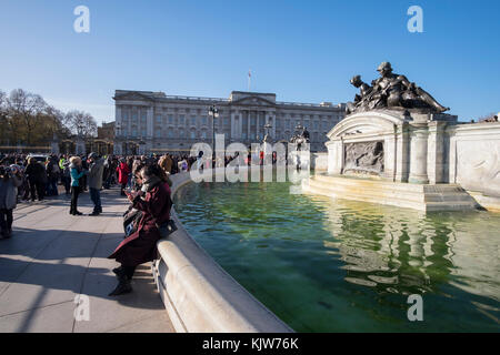 Buckingham Palace, London, Großbritannien. 26. November 2017. In einer historischen Premiere bildet die Royal Navy die Queen’s Guard am Buckingham Palace mit musikalischer Unterstützung von Band of HM Royal Marines Scotland und Band of the Irish Guards, Zum ersten Mal seit 357 Jahren wurde die Zeremonie nicht von den Fußschutzregimenten der Haushaltsdivision der Army‘durchgeführt. An einem kalten und sonnigen Wintertag kommen große Menschenmengen, um die Zeremonie zu beobachten. Quelle: Malcolm Park/Alamy Live News. Stockfoto