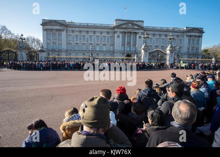 Buckingham Palace, London, Großbritannien. 26. November 2017. In einer historischen Premiere bildet die Royal Navy die Queen’s Guard am Buckingham Palace mit musikalischer Unterstützung von Band of HM Royal Marines Scotland und Band of the Irish Guards, Zum ersten Mal seit 357 Jahren wurde die Zeremonie nicht von den Fußschutzregimenten der Haushaltsdivision der Army‘durchgeführt. An einem kalten und sonnigen Wintertag kommen große Menschenmengen, um die Zeremonie zu beobachten. Quelle: Malcolm Park/Alamy Live News. Stockfoto