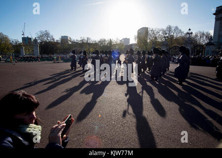 Buckingham Palace, London, Großbritannien. 26. November 2017. In einer historischen Premiere bildet die Royal Navy die Queen’s Guard am Buckingham Palace mit musikalischer Unterstützung von Band of HM Royal Marines Scotland und Band of the Irish Guards, Zum ersten Mal seit 357 Jahren wurde die Zeremonie nicht von den Fußschutzregimenten der Haushaltsdivision der Army‘durchgeführt. An einem kalten und sonnigen Wintertag kommen große Menschenmengen, um die Zeremonie zu beobachten. Quelle: Malcolm Park/Alamy Live News. Stockfoto