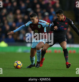 Burnley, Großbritannien. Nov. 2017. MATTHEW LOWTON UND ALEXIS SANCHEZ BURNLEY V ARSENAL BURNLEY V ARSENAL PREMIER LEAGUE 26. NOVEMBER 2017 GBB5621 AUSSCHLIESSLICH REDAKTIONELL VERWENDET. Wenn Der In Diesem Bild Dargestellte Spieler/Spieler Für Einen Englischen Club Oder Die Nationalmannschaft Englands Spielt/Spielen. Dann Darf Dieses Bild Nur Für Redaktionelle Zwecke Verwendet Werden. Keine Kommerzielle Nutzung. Verwendung in Übereinstimmung mit oder in Teilen von nicht autorisierten Audio-, Video-, Daten-, Regellisten-, Club-/Liga-Logos, Wetten, Spielen oder anderen "Live"-Diensten. Credit: Allstar Picture Library/Alamy Live News Stockfoto