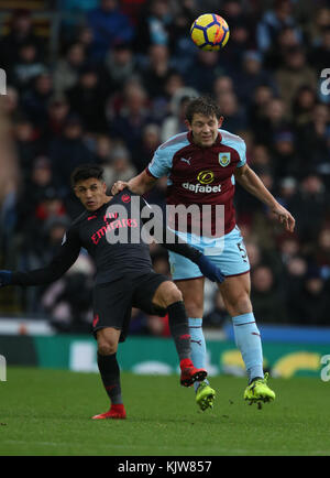 Burnley, Großbritannien. Nov. 2017. ALEXIS SANCHEZ & JAMES TARKOWSKI BURNLEY V ARSENAL BURNLEY V ARSENAL PREMIER LEAGUE 26. NOVEMBER 2017 GBB5622 AUSSCHLIESSLICH REDAKTIONELL VERWENDET. Wenn Der In Diesem Bild Dargestellte Spieler/Spieler Für Einen Englischen Club Oder Die Nationalmannschaft Englands Spielt/Spielen. Dann Darf Dieses Bild Nur Für Redaktionelle Zwecke Verwendet Werden. Keine Kommerzielle Nutzung. Verwendung in Übereinstimmung mit oder in Teilen von nicht autorisierten Audio-, Video-, Daten-, Regellisten-, Club-/Liga-Logos, Wetten, Spielen oder anderen "Live"-Diensten. Credit: Allstar Picture Library/Alamy Live News Stockfoto