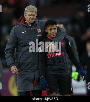 Burnley, Großbritannien. Nov. 2017. ARSENE WENGER & ALEXIS SANCHEZ BURNLEY V ARSENAL BURNLEY V ARSENAL PREMIER LEAGUE 26. NOVEMBER 2017 GBB5625 AUSSCHLIESSLICH REDAKTIONELL VERWENDET. Wenn Der In Diesem Bild Dargestellte Spieler/Spieler Für Einen Englischen Club Oder Die Nationalmannschaft Englands Spielt/Spielen. Dann Darf Dieses Bild Nur Für Redaktionelle Zwecke Verwendet Werden. Keine Kommerzielle Nutzung. Verwendung in Übereinstimmung mit oder in Teilen von nicht autorisierten Audio-, Video-, Daten-, Regellisten-, Club-/Liga-Logos, Wetten, Spielen oder anderen "Live"-Diensten. Credit: Allstar Picture Library/Alamy Live News Stockfoto