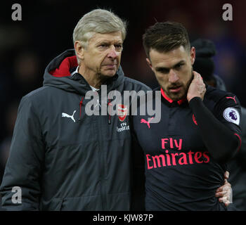 Burnley, Großbritannien. Nov. 2017. ARSENE WENGER & AARON RAMSEY BURNLEY V ARSENAL BURNLEY V ARSENAL PREMIER LEAGUE 26. NOVEMBER 2017 GBB5631 AUSSCHLIESSLICH REDAKTIONELL VERWENDET. Wenn Der In Diesem Bild Dargestellte Spieler/Spieler Für Einen Englischen Club Oder Die Nationalmannschaft Englands Spielt/Spielen. Dann Darf Dieses Bild Nur Für Redaktionelle Zwecke Verwendet Werden. Keine Kommerzielle Nutzung. Verwendung in Übereinstimmung mit oder in Teilen von nicht autorisierten Audio-, Video-, Daten-, Regellisten-, Club-/Liga-Logos, Wetten, Spielen oder anderen "Live"-Diensten. Credit: Allstar Picture Library/Alamy Live News Stockfoto