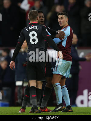 Burnley, Großbritannien. Nov. 2017. MATTHEW LOWTON & AARON RAMSEY BURNLEY V ARSENAL BURNLEY V ARSENAL PREMIER LEAGUE 26. NOVEMBER 2017 GBB5638 AUSSCHLIESSLICH REDAKTIONELL VERWENDET. Wenn Der In Diesem Bild Dargestellte Spieler/Spieler Für Einen Englischen Club Oder Die Nationalmannschaft Englands Spielt/Spielen. Dann Darf Dieses Bild Nur Für Redaktionelle Zwecke Verwendet Werden. Keine Kommerzielle Nutzung. Verwendung in Übereinstimmung mit oder in Teilen von nicht autorisierten Audio-, Video-, Daten-, Regellisten-, Club-/Liga-Logos, Wetten, Spielen oder anderen "Live"-Diensten. Credit: Allstar Picture Library/Alamy Live News Stockfoto