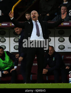 Burnley, Großbritannien. Nov. 2017. SEAN DYCHE BURNLEY V ARSENAL BURNLEY V ARSENAL PREMIER LEAGUE 26. NOVEMBER 2017 GBB5640 AUSSCHLIESSLICH REDAKTIONELL VERWENDET. Wenn Der In Diesem Bild Dargestellte Spieler/Spieler Für Einen Englischen Club Oder Die Nationalmannschaft Englands Spielt/Spielen. Dann Darf Dieses Bild Nur Für Redaktionelle Zwecke Verwendet Werden. Keine Kommerzielle Nutzung. Verwendung in Übereinstimmung mit oder in Teilen von nicht autorisierten Audio-, Video-, Daten-, Regellisten-, Club-/Liga-Logos, Wetten, Spielen oder anderen "Live"-Diensten. Credit: Allstar Picture Library/Alamy Live News Stockfoto