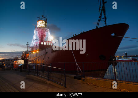 Gravesend, Vereinigtes Königreich. 26. November 2017. Weihnachtsbeleuchtung abgebildet auf der Erbe Schiff Licht Schiff 21 (LV 21) mit Gravesend Riverside in Kent. Rob Powell/Alamy leben Nachrichten Stockfoto