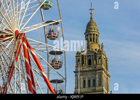 Glasgow, UK. 26 Nov, 2017. Als Teil des "Glasgow liebt feiern Weihnachten', George Square im Zentrum der Stadt in einen riesigen Jahrmarkt und internationale Food Festival gedreht wurde. Credit: Findlay/Alamy leben Nachrichten Stockfoto