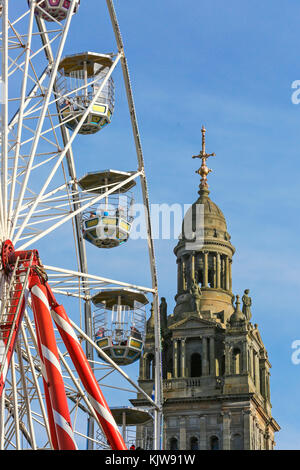 Glasgow, UK. 26 Nov, 2017. Als Teil des "Glasgow liebt feiern Weihnachten', George Square im Zentrum der Stadt in einen riesigen Jahrmarkt und internationale Food Festival gedreht wurde. Credit: Findlay/Alamy leben Nachrichten Stockfoto