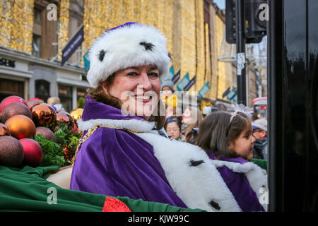 Glasgow, UK. 26 Nov, 2017. "Glasgow liebt Weihnachten "jährliche Straßenkarneval ist eine multikulturelle, Gemeinschaft, die Feier von Weihnachten in der Stadt und wurde offiziell von EVA BOLANDER, Lord Provost von Glasgow, die vom Weihnachtsmann begleitet wurde und da kam er in eine Stadt Rikscha feilbot durch Radfahrer TOMMY BROWN ins Leben gerufen. Die Parade machte seinen Weg von Argyll Street, durch die Innenstadt zum George Square und wurde von den tausenden Zuschauern entlang der Strecke angefeuert. Credit: Findlay/Alamy leben Nachrichten Stockfoto