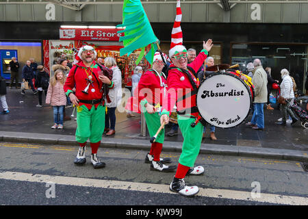 Glasgow, UK. 26 Nov, 2017. "Glasgow liebt Weihnachten "jährliche Straßenkarneval ist eine multikulturelle, Gemeinschaft, die Feier von Weihnachten in der Stadt und wurde offiziell von EVA BOLANDER, Lord Provost von Glasgow, die vom Weihnachtsmann begleitet wurde und da kam er in eine Stadt Rikscha feilbot durch Radfahrer TOMMY BROWN ins Leben gerufen. Die Parade machte seinen Weg von Argyll Street, durch die Innenstadt zum George Square und wurde von den tausenden Zuschauern entlang der Strecke angefeuert. Credit: Findlay/Alamy leben Nachrichten Stockfoto