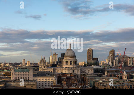 London, Großbritannien. 26. November 2017. uk Wetter. Schöne col, sonnigen Wintertag, Blick auf London aus der 10. Etage des 10. Stock gesehen, Tate Modern, London. Blick auf die St. Paul's Kathedrale. credit Carol moir/alamy Leben Nachrichten. Stockfoto