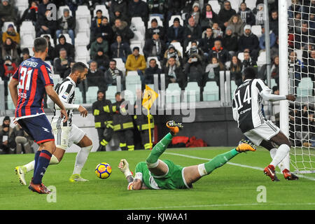 Turin, Italien. 26 Nov, 2017. Mehdi benatia (Juventus FC) während der Serie ein Fußballspiel zwischen Juventus Turin und dem FC Crotone bei Allianz Stadion am 26. November 2017 in Turin, Italien. Credit: Fabio Udine/alamy leben Nachrichten Stockfoto