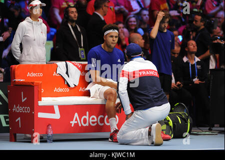 Lille, Frankreich. November 2017. Yannick Noah, Kapitän des französischen Davis-Cups, bejubelt den französischen Tennisspieler Jo Wilfried Tsonga während seines Spiels im Davis-Cup-Finale gegen den belgischen Tennisspieler David Goffin am 26. November 2017 in Lille, Frankreich. Credit: YAN LERVAL/AFLO/Alamy Live News Credit: Aflo Co. Ltd./Alamy Live News Stockfoto