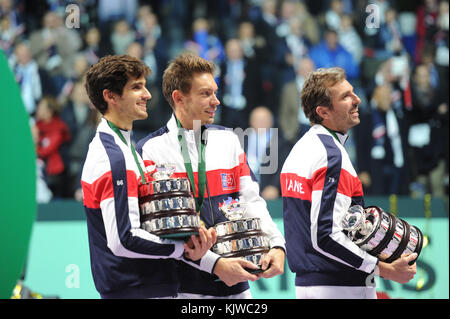 Lille, Frankreich. November 2017. Der französische Tennisspieler Pierre Hugues Herbert feiert gemeinsam mit Nicolas Mahut und Julien Benneteau seinen Sieg gegen das belgische Davis Cup Team im Davis Cup Finale am 26. November 2017 in Lille. Am 26. November 2017 in Lille, Frankreich. Credit: YAN LERVAL/AFLO/Alamy Live News Credit: Aflo Co. Ltd./Alamy Live News Stockfoto