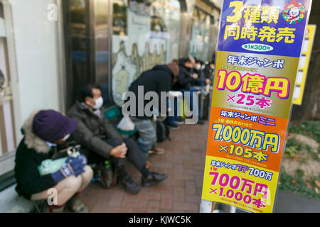 Am ersten Verkaufstag der Jumbo-Lotterie am 27. November 2017 in Tokio, Japan, werden Lotteriescheine gekauft. Schon am frühen Morgen reisten Käufer an, um ihre Lottoscheine am ersten Ticketschalter in Ginza zu kaufen, das für seine großen Gewinner bekannt ist. Der diesjährige Hauptpreis beträgt 1 Milliarde Yen (ca. 8,9 Millionen US-Dollar) und jedes Ticket kostet 300 Yen (2,69 US-Dollar). Der Ticketverkauf wird landesweit bis zum 22. Dezember fortgesetzt. Quelle: Rodrigo Reyes Marin/AFLO/Alamy Live News Stockfoto