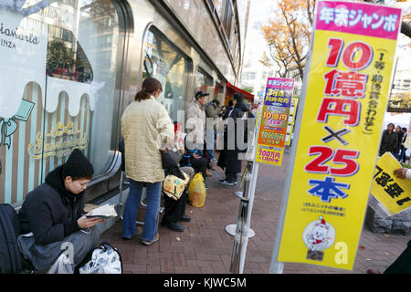 Am ersten Verkaufstag der Jumbo-Lotterie am 27. November 2017 in Tokio, Japan, werden Lotteriescheine gekauft. Schon am frühen Morgen reisten Käufer an, um ihre Lottoscheine am ersten Ticketschalter in Ginza zu kaufen, das für seine großen Gewinner bekannt ist. Der diesjährige Hauptpreis beträgt 1 Milliarde Yen (ca. 8,9 Millionen US-Dollar) und jedes Ticket kostet 300 Yen (2,69 US-Dollar). Der Ticketverkauf wird landesweit bis zum 22. Dezember fortgesetzt. Quelle: Rodrigo Reyes Marin/AFLO/Alamy Live News Stockfoto