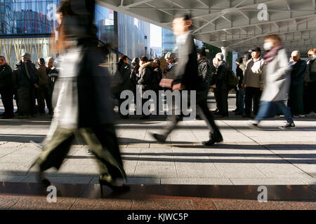 Fußgänger gehen am ersten Verkaufstag der Jumbo-Lotterie am 27. November 2017 in Tokio, Japan, vorbei, um Lotteriescheine zu kaufen. Schon am frühen Morgen reisten Käufer an, um ihre Lottoscheine am ersten Ticketschalter in Ginza zu kaufen, das für seine großen Gewinner bekannt ist. Der diesjährige Hauptpreis beträgt 1 Milliarde Yen (ca. 8,9 Millionen US-Dollar) und jedes Ticket kostet 300 Yen (2,69 US-Dollar). Der Ticketverkauf wird landesweit bis zum 22. Dezember fortgesetzt. Quelle: Rodrigo Reyes Marin/AFLO/Alamy Live News Stockfoto