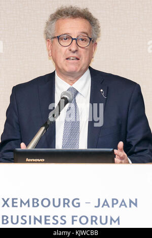 Tokio, Japan. November 2017. Herr Pierre Gramegna, Finanzminister des Großherzogtums Luxemburg, spricht während eines Luxemburg-Japan-Wirtschaftsforums am 27. November 2017 in Tokio. Seine Königliche Hoheit, Großherzog Henri von Luxemburg, nahm an der Geschäftsveranstaltung Teil, als Teil seines Besuchs in Japan, um die Beziehungen zwischen Luxemburg und Japan zu fördern. Quelle: Rodrigo Reyes Marin/AFLO/Alamy Live News Stockfoto