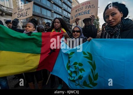 November 26, 2017 - London, UK. 26. November 2017. glenroy Watson von der globalen African Congress und rmt spricht an der Protest außerhalb der libyschen der libyschen Botschaft fordern die libysche Regierung ein Ende der Slave Umsatz der Afrikaner dort zu setzen. Der Protest folgt Berichte und Videos seit April dieses Jahres zeigen die entsetzlichen Auktionen statt, wo Schwarz afrikanischen Migranten als Sklaven verkauft werden. Die Klemme nach unten auf die Migration über das Mittelmeer von den EU-Behörden die Zusammenarbeit mit Libyen, mit migrantischen Boote abgefangen und wieder zurück nach Libyen abgeschleppt hat in unmenschliche c geführt Stockfoto