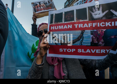 November 2017 – London, Großbritannien. November 2017. Glenroy Watson vom Global African Congress und RMT spricht bei dem Protest vor der libyschen Botschaft, der die libysche Regierung auffordert, den Sklavenverkauf von Afrikanern dort zu beenden. Der Protest folgt Berichten und Videos seit April dieses Jahres, die die schrecklichen Auktionen zeigen, die dort stattfinden, wo Schwarzafrikaner als Sklaven verkauft werden. Die von den EU-Behörden, die mit Libyen zusammenarbeiten, durchgreifende Eindämmung der Migration über das Mittelmeer, wobei Migrantenboote abgefangen und nach Libyen zurückgezogen werden, hat zu unmenschlichem c geführt Stockfoto