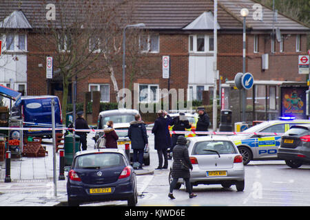 London, Großbritannien. 27 Nov, 2017. Am frühen Morgen Polizei Vorfall auf Ley Straße, da die Straße für den Verkehr gesperrt ist. Credit: Elsie Kibue/Alamy leben Nachrichten Stockfoto