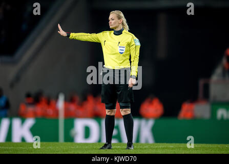 Köln, Deutschland. November 2017. Schiedsrichterin Bibiana Steinhaus gibt beim Fußball-Spiel der Bundesliga zwischen 1. FC Köln und Hertha BSC in Köln, Deutschland, 26. November 2017. · KEIN DRAHTLOSER SERVICE · Credit: Thomas Eisenhuth/dpa-Zentralbild/ZB/dpa/Alamy Live News Stockfoto