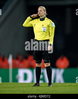 Köln, Deutschland. November 2017. Schiedsrichterin Bibiana Steinhaus gibt beim Fußball-Spiel der Bundesliga zwischen 1. FC Köln und Hertha BSC in Köln, Deutschland, 26. November 2017. · KEIN DRAHTLOSER SERVICE · Credit: Thomas Eisenhuth/dpa-Zentralbild/ZB/dpa/Alamy Live News Stockfoto