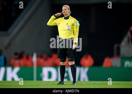 Köln, Deutschland. November 2017. Schiedsrichterin Bibiana Steinhaus gibt beim Fußball-Spiel der Bundesliga zwischen 1. FC Köln und Hertha BSC in Köln, Deutschland, 26. November 2017. · KEIN DRAHTLOSER SERVICE · Credit: Thomas Eisenhuth/dpa-Zentralbild/ZB/dpa/Alamy Live News Stockfoto