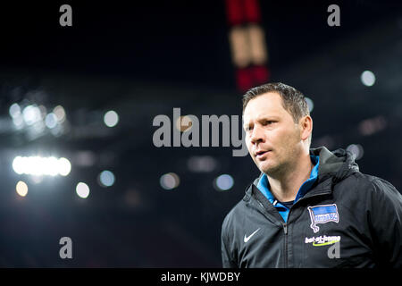 Köln, Deutschland. November 2017. Berlins Coach Dardai steht im Stadion vor dem Fußball-Spiel der Bundesliga zwischen 1. FC Köln und Hertha BSC in Köln, Deutschland, 26. November 2017. Quelle: Marius Becker/dpa/Alamy Live News Stockfoto