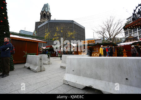 Berlin, Deutschland. 27 Nov, 2017. Deutschland, Berlin, 27. November 2017: Weihnachtsmarkt beginnt auf dem Breitscheidplatz in Berlin. Besucher, die beim Anbieter Hütten unter Sicherheit Verbesserungen sammeln, die vom letzten Jahr terror Angriff. Credit: madeleine Ratz/alamy Leben Nachrichten gefolgt Stockfoto