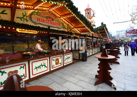 Berlin, Deutschland. 27 Nov, 2017. Deutschland, Berlin, 27. November 2017: Weihnachtsmarkt beginnt auf dem Breitscheidplatz in Berlin. Besucher, die beim Anbieter Hütten unter Sicherheit Verbesserungen sammeln, die vom letzten Jahr terror Angriff. Credit: madeleine Ratz/alamy Leben Nachrichten gefolgt Stockfoto