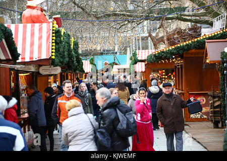 Berlin, Deutschland. 27 Nov, 2017. Deutschland, Berlin, 27. November 2017: Ein Jahr nach dem Terroranschlag auf Stadt Weihnachtsmarkt am Breitscheidplatz in Berlin, Deutschland, Verkäufer neue Saison Start unter einige Sicherheitsverbesserungen. Credit: Jake ratz/alamy leben Nachrichten Stockfoto