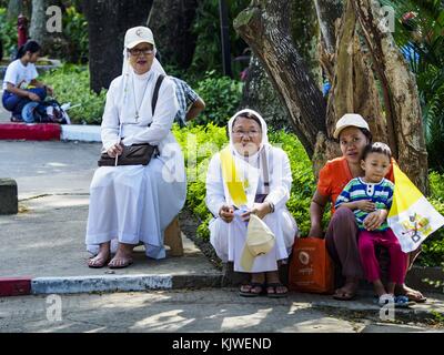 Yangon, Region Yangon, Myanmar. November 2017. Katholische Nonnen und Laien warten darauf, Papst Franziskus auf der Autobahnroute des Pontiffs nach Yangon zu sehen. Papst Franziskus kam am Montag in Yangon an, um vier Tage/drei Nächte zu besuchen. Am Dienstag geht er in die Hauptstadt Naypyidaw (Nay Pyi Taw), um sich mit Aung San Suu Kyi und anderen Führern Myanmars zu treffen. Mittwochs und donnerstags sagt er eine Messe in Yangon und am Donnerstagnachmittag geht er ins benachbarte Bangladesch. In Birma leben etwa 450.000 Katholiken, etwa 1 % der Gesamtbevölkerung. Quelle: Jack Kurtz/ZUMA Wire/Alamy Live News Stockfoto