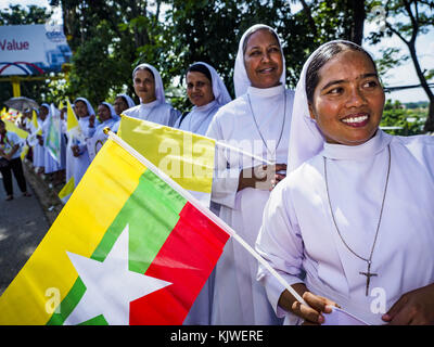 Yangon, Region Yangon, Myanmar. November 2017. Katholische Nonnen warten in Yangon auf die Autokasse des Papstes. Papst Franziskus kam am Montag in Yangon an, um vier Tage/drei Nächte zu besuchen. Am Dienstag geht er in die Hauptstadt Naypyidaw (Nay Pyi Taw), um sich mit Aung San Suu Kyi und anderen Führern Myanmars zu treffen. Mittwochs und donnerstags sagt er eine Messe in Yangon und am Donnerstagnachmittag geht er ins benachbarte Bangladesch. In Birma leben etwa 450.000 Katholiken, etwa 1 % der Gesamtbevölkerung. Quelle: Jack Kurtz/ZUMA Wire/Alamy Live News Stockfoto