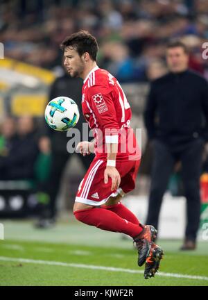 Mönchengladbach, Deutschland. November 2017. Juan BERNAT (M) Aktion, Fußball 1. Bundesliga, 13. Spieltag, Borussia Mönchengladbach (MG) - FC Bayern München (M) 2:1, am 25.11.2017 in Borussia Mönchengladbach/Deutschland. |Nutzung weltweit Guthaben: dpa/Alamy Live News Stockfoto